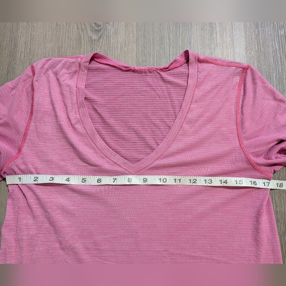 Lululemon Pink V-Neck Women's Top - Flaws - 6? - Preloved - Picture 2 of 11